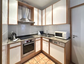 Fridge, oven, stovetop, coffee/tea maker