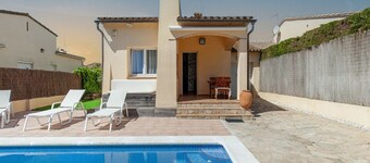 Stunning villa near the beach of Sant Pere Pescador