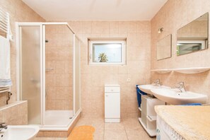 Dusche, Bidet, Handtücher