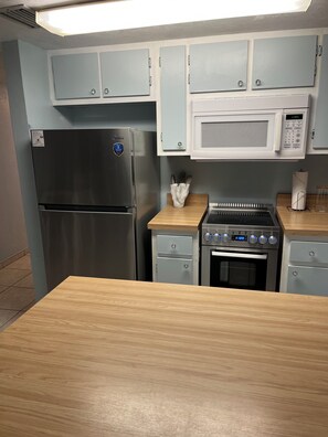 Micro-ondes, four, plaque de cuisson, lave-vaisselle