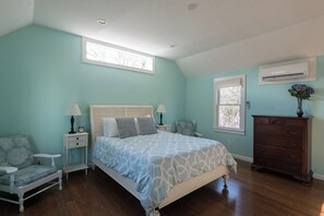 4 bedrooms, iron/ironing board, free WiFi, bed sheets - Elbow Inn: Private Retreat with Two Master Suites (Chatham)