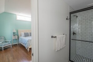 4 bedrooms, iron/ironing board, free WiFi, bed sheets - Elbow Inn: Private Retreat with Two Master Suites (Chatham)