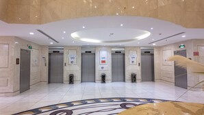 A spacious lobby with four elevators, a patterned floor, and a modern ceiling design. - Maidan Al Bait (Makkah)