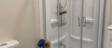 淋浴设施、吹风机、毛巾、肥皂