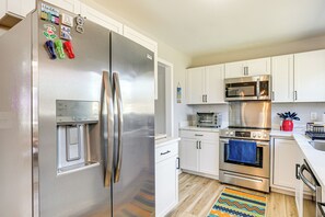 Fridge, microwave, stovetop, dishwasher - Conveniently Located North Charleston Home! (North Charleston)