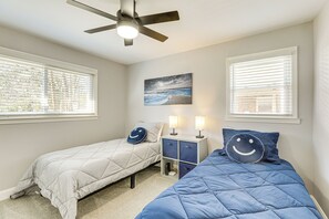 3 bedrooms, Internet, bed sheets - Conveniently Located North Charleston Home! (North Charleston)