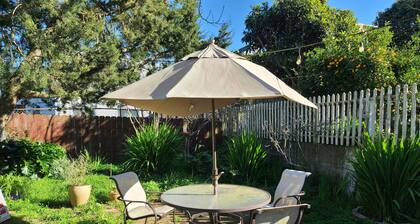 Private Entrance, Cozy 1-Bedroom Apartment, Full Kitchen, Backyard