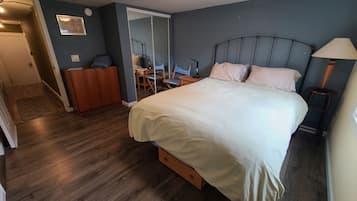 1 bedroom, desk, WiFi, bed sheets