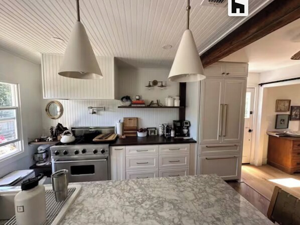 Refrigerador, microondas, horno, placa de cocina