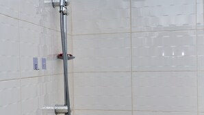 Una ducha con cabezal de ducha de mano y otro cabezal fijo en el techo.