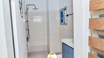 Douche, serviettes fournies, savon, papier toilette