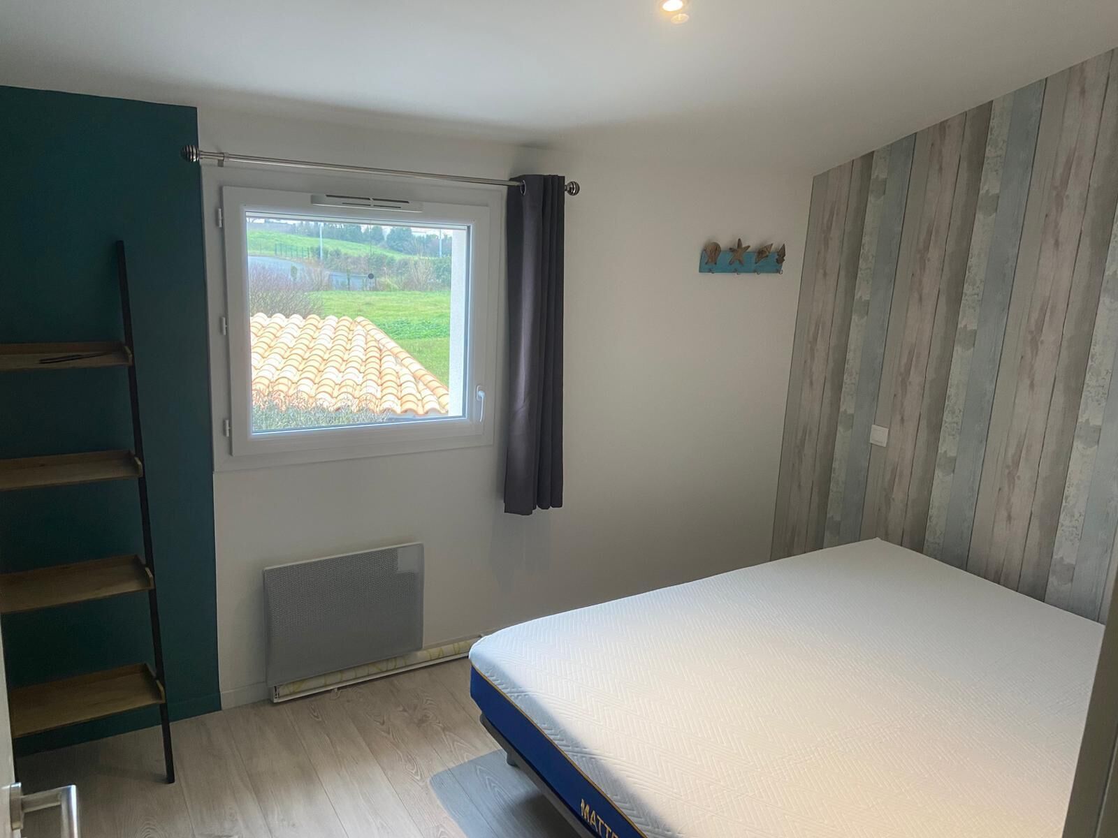 3 bedrooms, iron/ironing board, travel cot