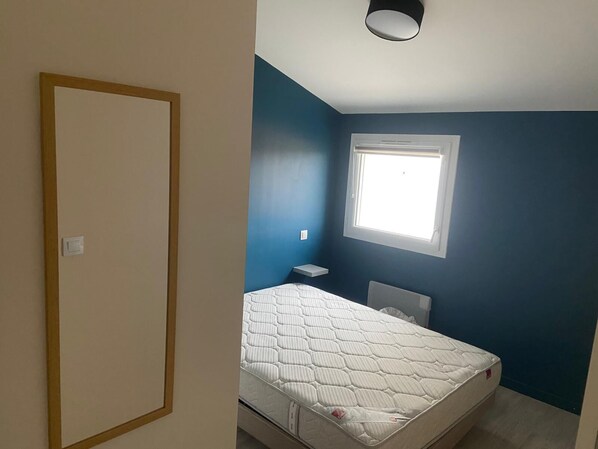 3 habitaciones, tabla de planchar con plancha y cuna de viaje 