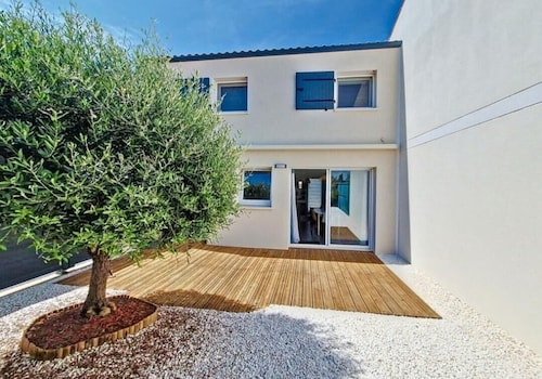 Quiet house with garden 2km from the beach and close to shops 