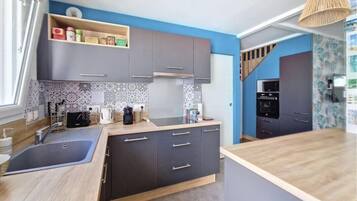 Een koelkast, een microgolfoven, een oven, een kookplaat