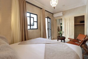 7 bedrooms, desk, iron/ironing board, travel crib