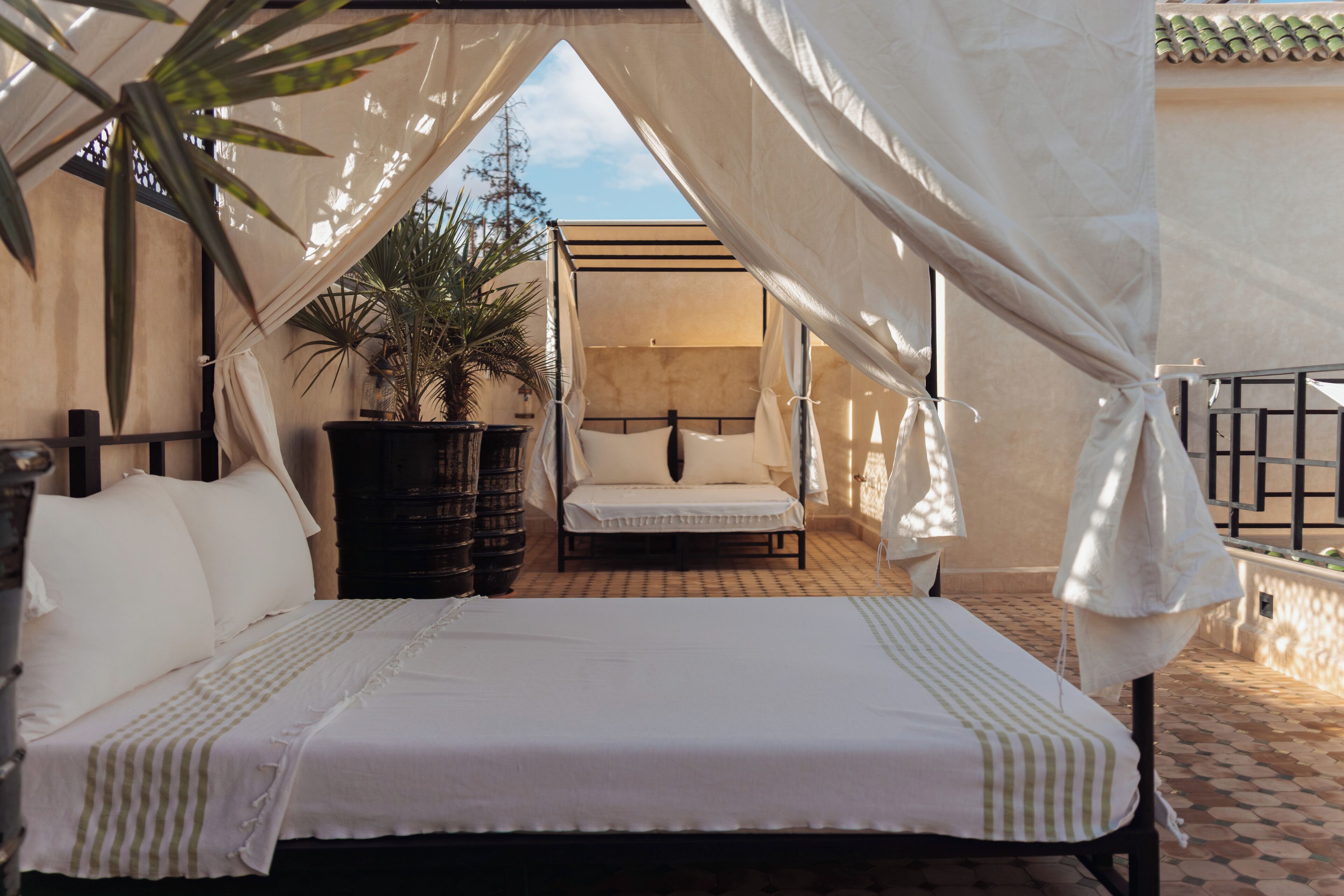 7 chambres, bureau, fer et planche à repasser, lit parapluie