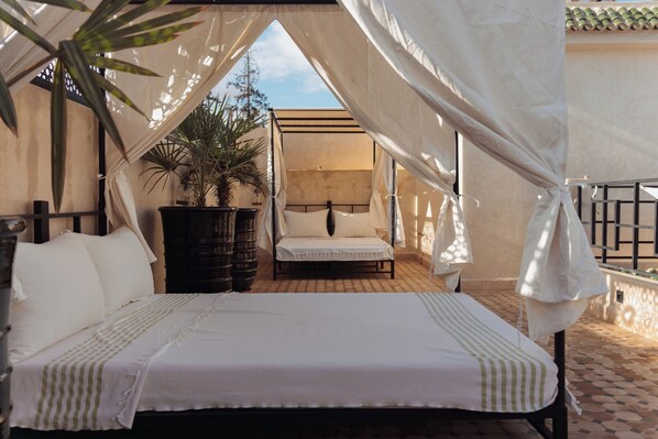 7 bedrooms, desk, iron/ironing board, travel crib