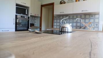 Frigorífico, microondas, horno y placa de cocina