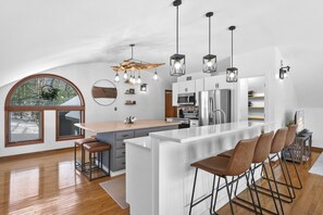 Mikrobølgeovn, ovn, kokeplater og oppvaskmaskin