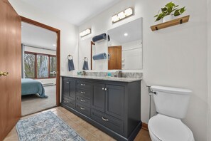 Shower, hair dryer, bidet, towels