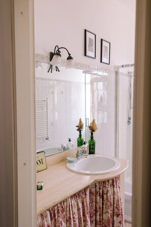 Sèche-cheveux, serviettes fournies, savon, papier toilette