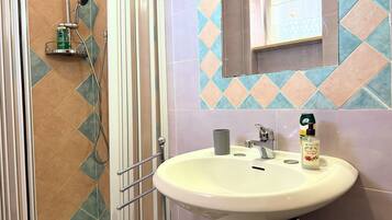 Dusche, Haartrockner, Bidet, Handtücher