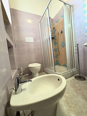 Shower, hair dryer, bidet, towels - Welcome to Nausicaa Holiday Apartment: Your Seaside Retreat in Agropoli (Agropoli)