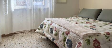 2 dormitorios, tabla de planchar con plancha, cuna de viaje y wifi