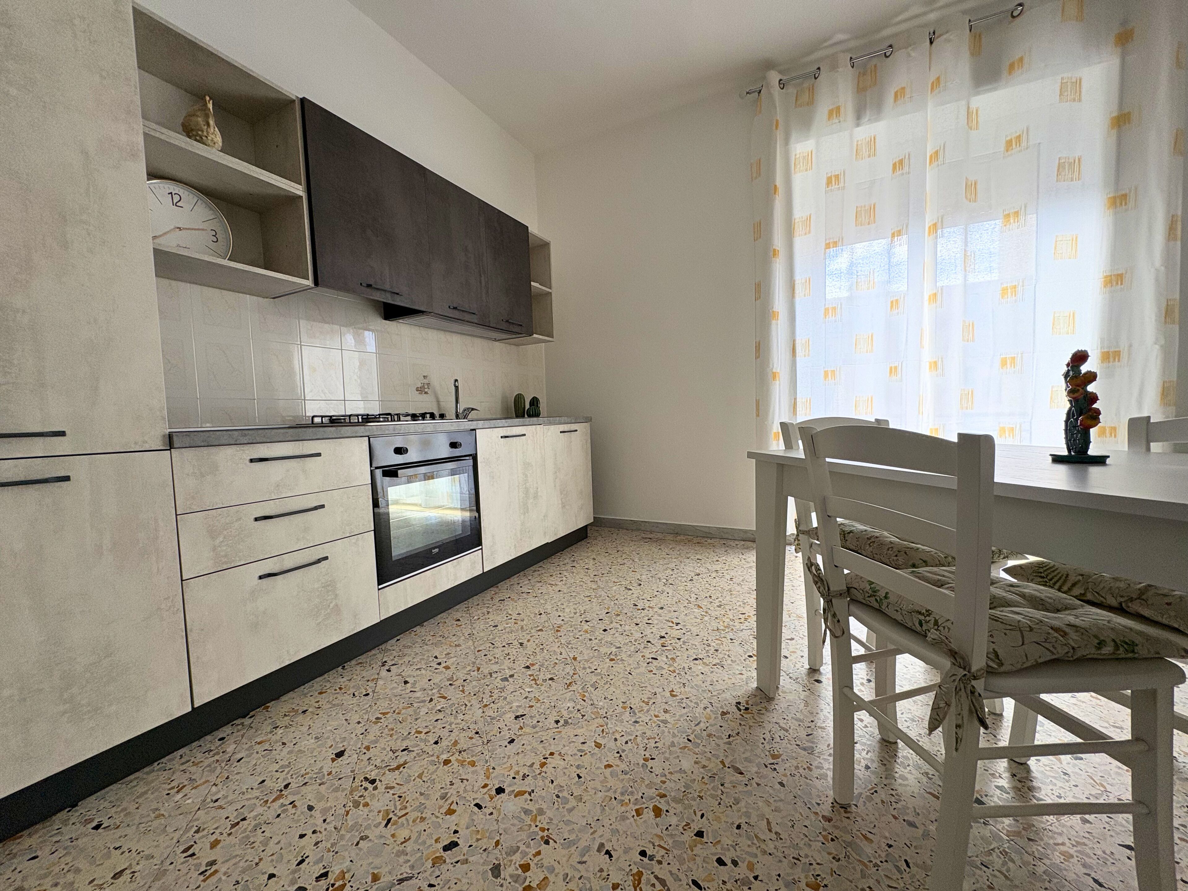 Frigorifero, forno, piano cottura, macchina per tè/caffè