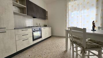 Frigorifero, forno, piano cottura, macchina per tè/caffè