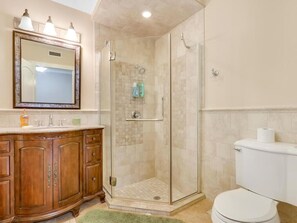 Toallas, jabón y papel higiénico