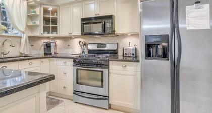 Charming 3-bedroom house with AC and WiFi in brilliant West Palm Beach