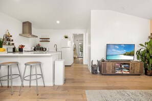 ثلاجة، فرن، غسالة أطباق، ماكينة لصنع القهوة/الشاي