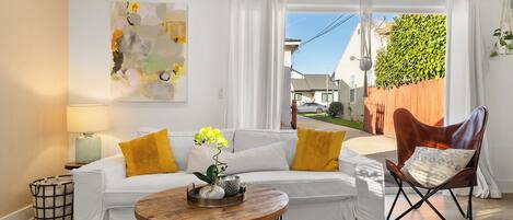 Een televisie en boeken