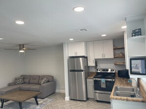 Kjøleskap, mikrobølgeovn, ovn og kokeplater