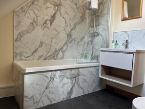 淋浴设施、吹风机、毛巾、肥皂