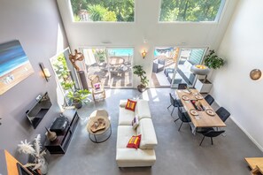 Smart-TV, Kamin, Tischtennisplatte, Bücher