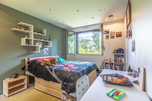 5 bedrooms, iron/ironing board, travel cot, free WiFi