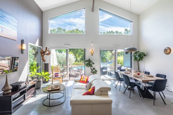 Smart TV, fireplace, table tennis, books