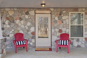 Terrace/patio - Private Home Nestled on 25 wooded acres. HOT TUB AND POOL TABLE. (Chapmansboro)