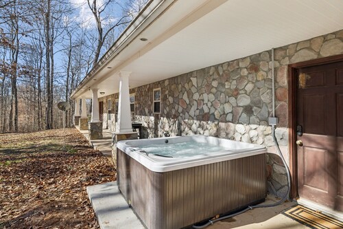 Private Home Nestled on 25 wooded acres. HOT TUB AND POOL TABLE. 