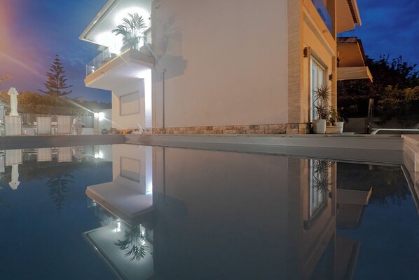 Outdoor pool - One bedroom and one living room apartments in Estoril Beach Villas (Estoril)
