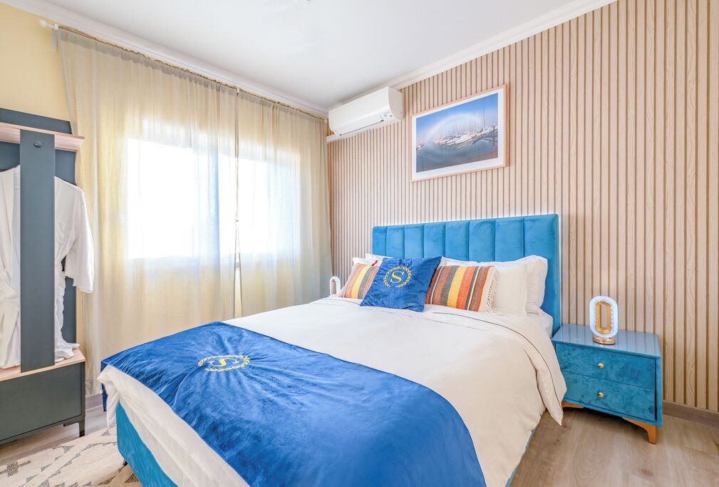 2 makuuhuonetta, tallelokero huoneessa, silitysrauta/-lauta