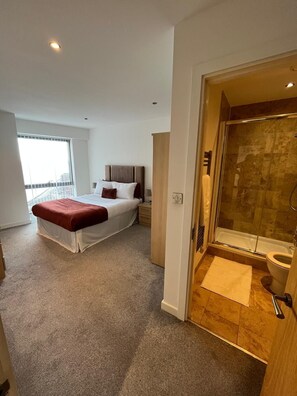 2 habitaciones, tabla de planchar con plancha, wifi y ropa de cama