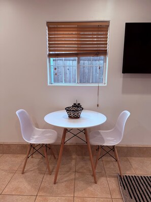 Dining - Comfort Studio Near 101/405 (Los Angeles)
