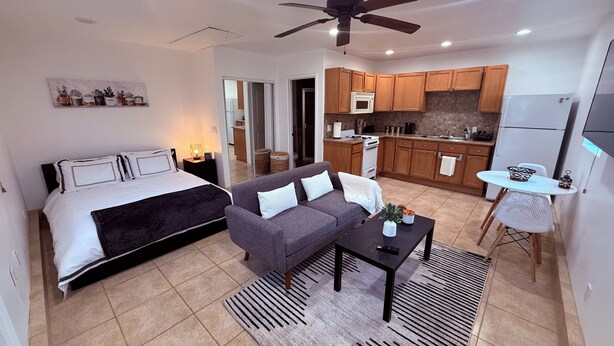 A modern apartment with a bedroom, living room, and kitchen. - Comfort Studio Near 101/405 (Los Angeles)