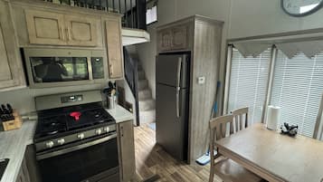 Réfrigérateur, four à micro-ondes, un four, surface de cuisson