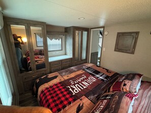 3 bedrooms, travel crib, WiFi, bed sheets