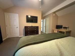 3 bedrooms, in-room safe, desk, iron/ironing board